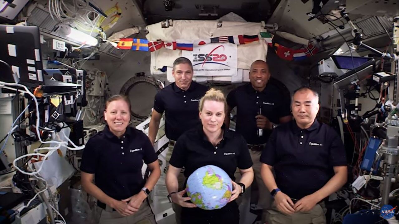 NASA's International Space Station crew flies into space for the New Year - in the movement of zero gravity